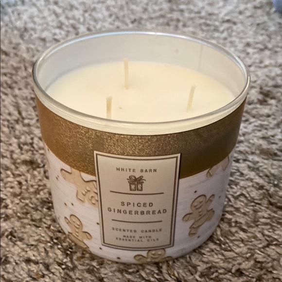 White Barn Spiced Gingerbread Candle - Picture 2 of 3